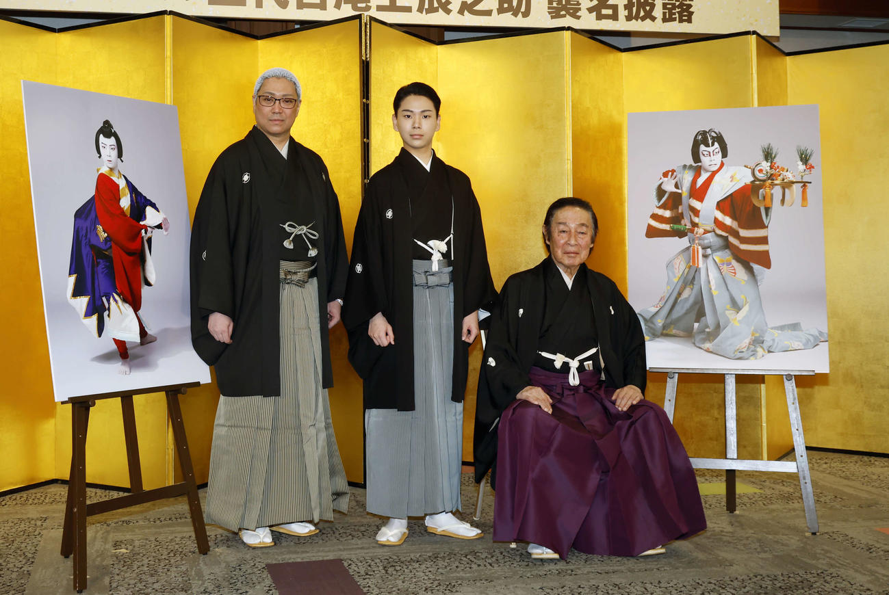 「尾上左近改め3代目尾上辰之助襲名披露」に登壇しフォトセッションを行った、左から尾上松緑、尾上左近、7代目尾上菊五郎（撮影・山本朝陽）