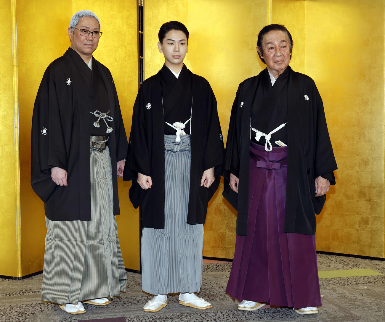 「尾上左近改め3代目尾上辰之助襲名披露」に登壇しフォトセッションを行った、左から尾上松緑、尾上左近、7代目尾上菊五郎（撮影・山本朝陽）