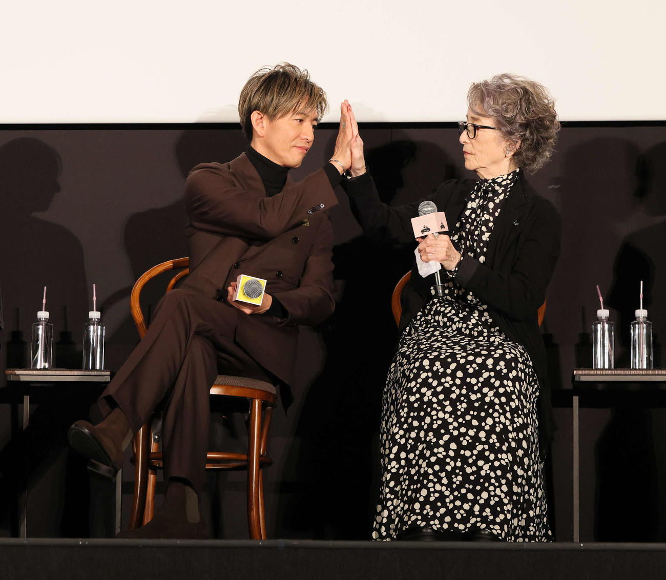 ハイタッチする木村拓哉と倍賞千恵子（撮影・丹羽敏通）