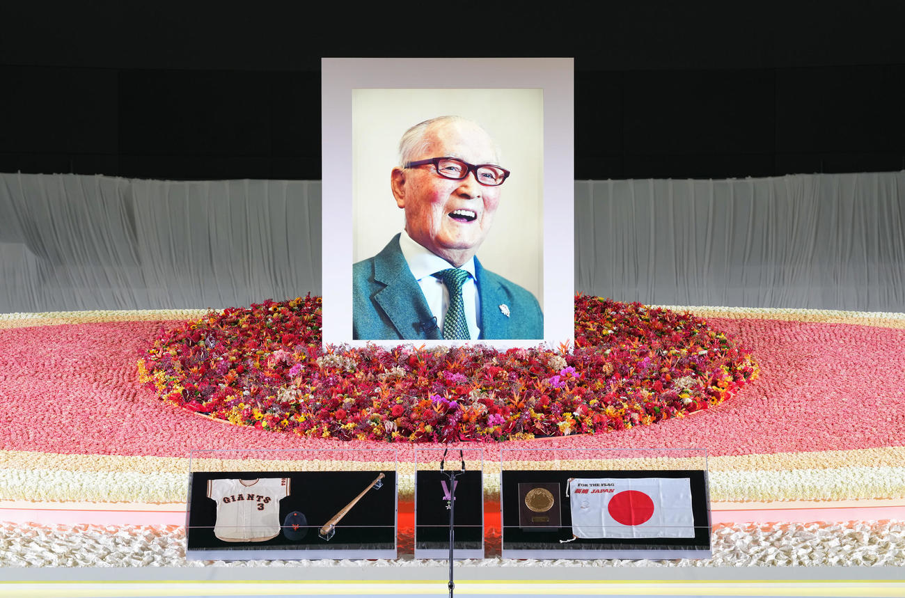 「ミスタージャイアンツ　長嶋茂雄　お別れの会」の祭壇（撮影・足立雅史）