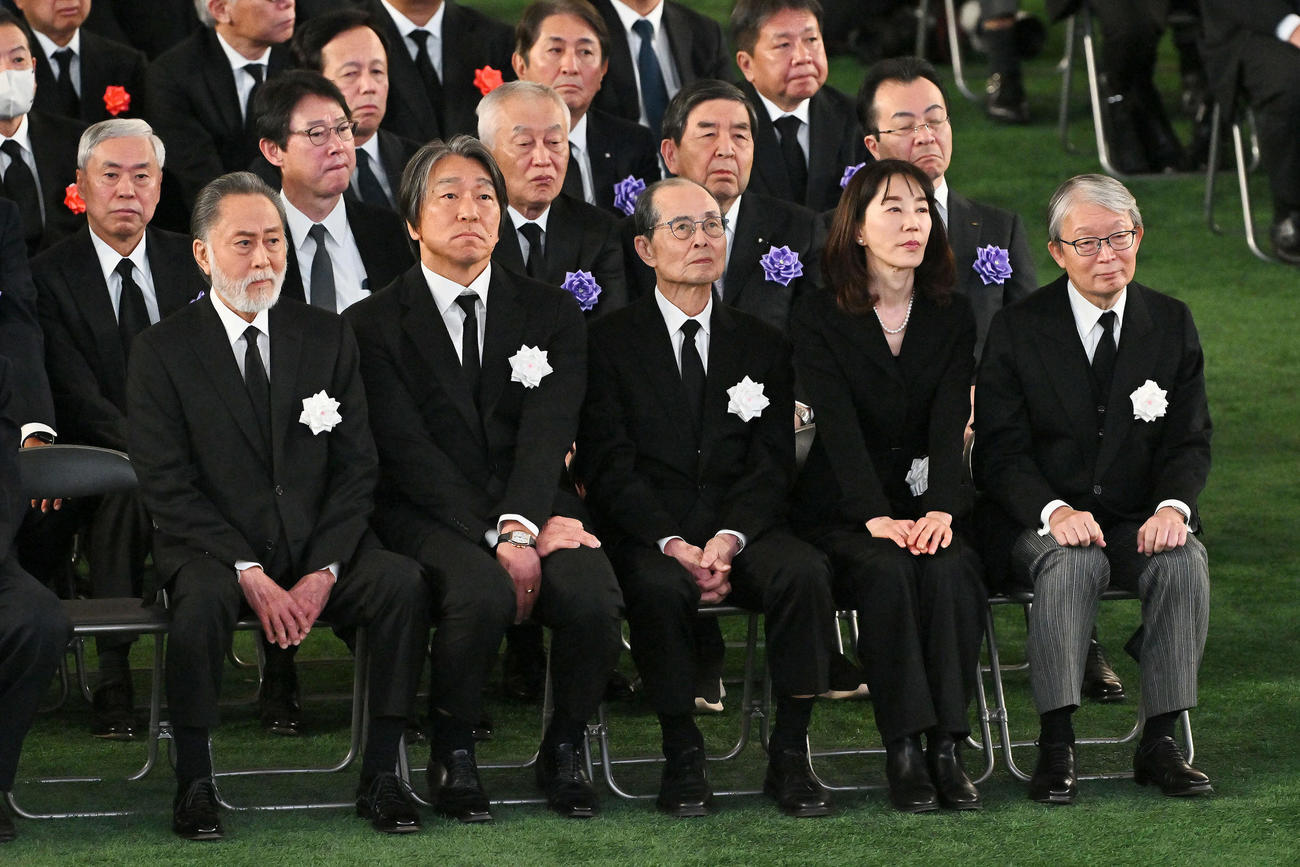 長嶋茂雄さんお別れの会に臨む、前列左から北大路欣也、松井氏、王氏、長島三奈さん、巨人山口寿一オーナー（撮影・滝沢徹郎）