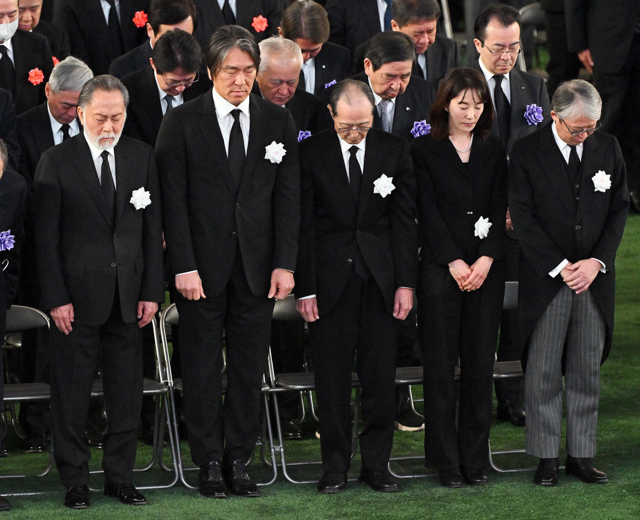 黙とうする、前列左から北大路欣也、松井氏、王氏、長島三奈さん、巨人山口寿一オーナー（撮影・滝沢徹郎）