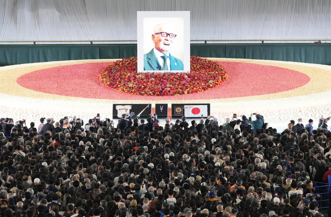 「ミスタージャイアンツ　長嶋茂雄　お別れの会」に参列した多くのファンら（撮影・足立雅史）