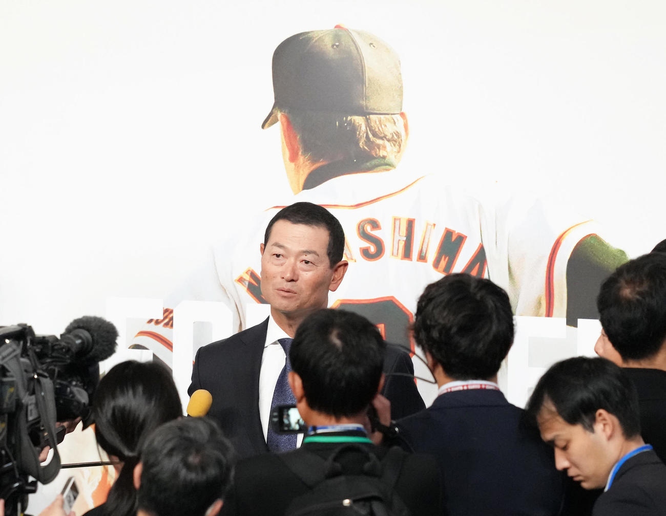 参列し、取材に応じる桑田氏（撮影・足立雅史）