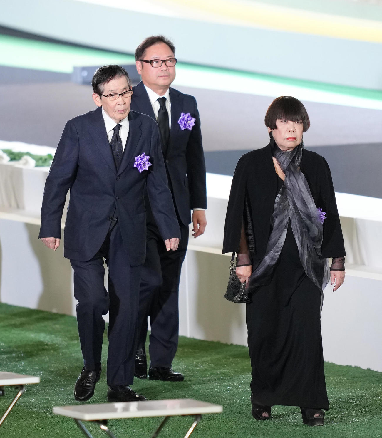 献花を終えた萩本欽一（左）とコシノジュンコ氏（右）（撮影・足立雅史）