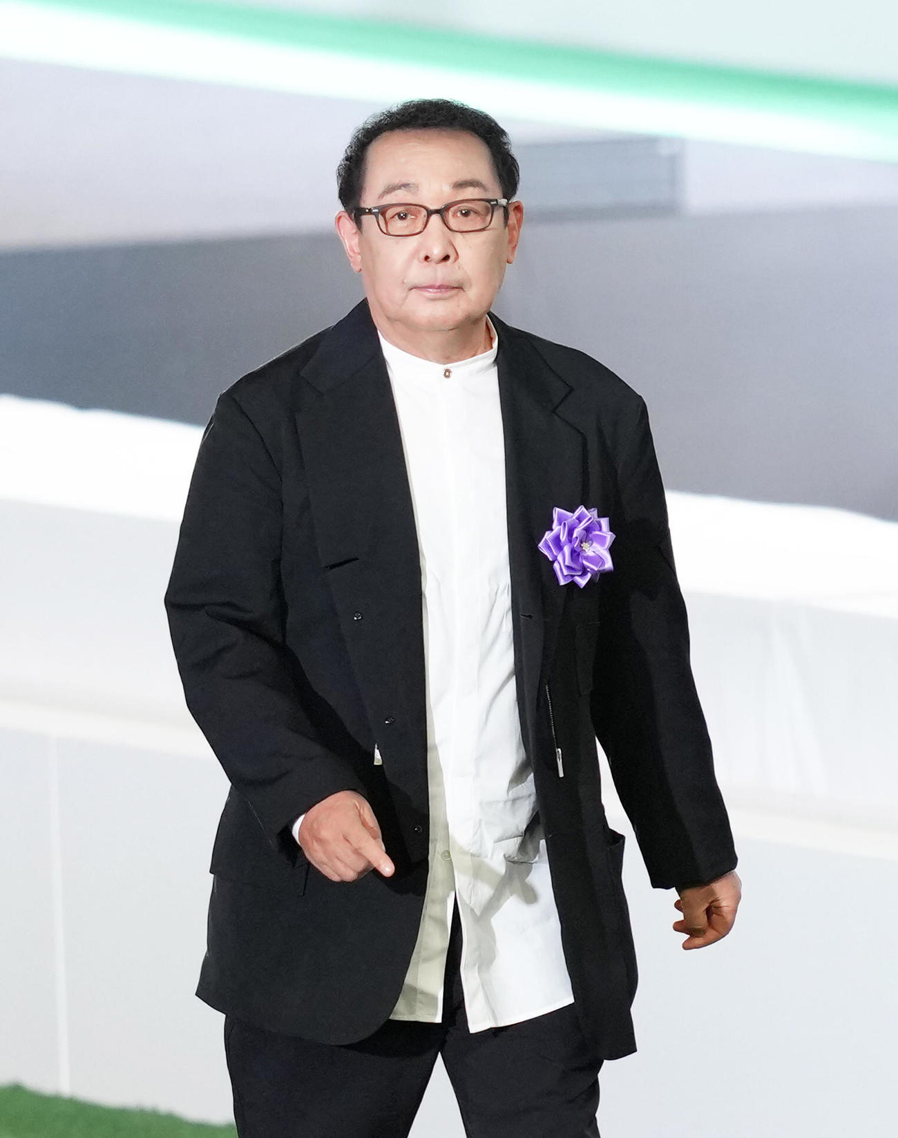 献花を終えたさだまさし（撮影・足立雅史）