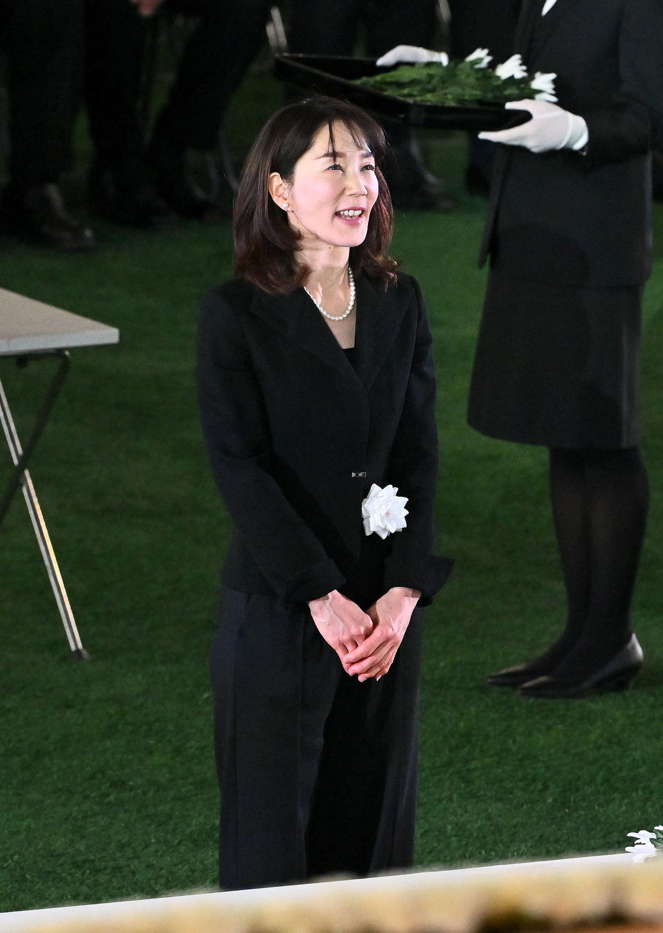 献花を終えた長島三奈さんは長嶋茂雄さんの祭壇に向かって話しかける（撮影・滝沢徹郎）