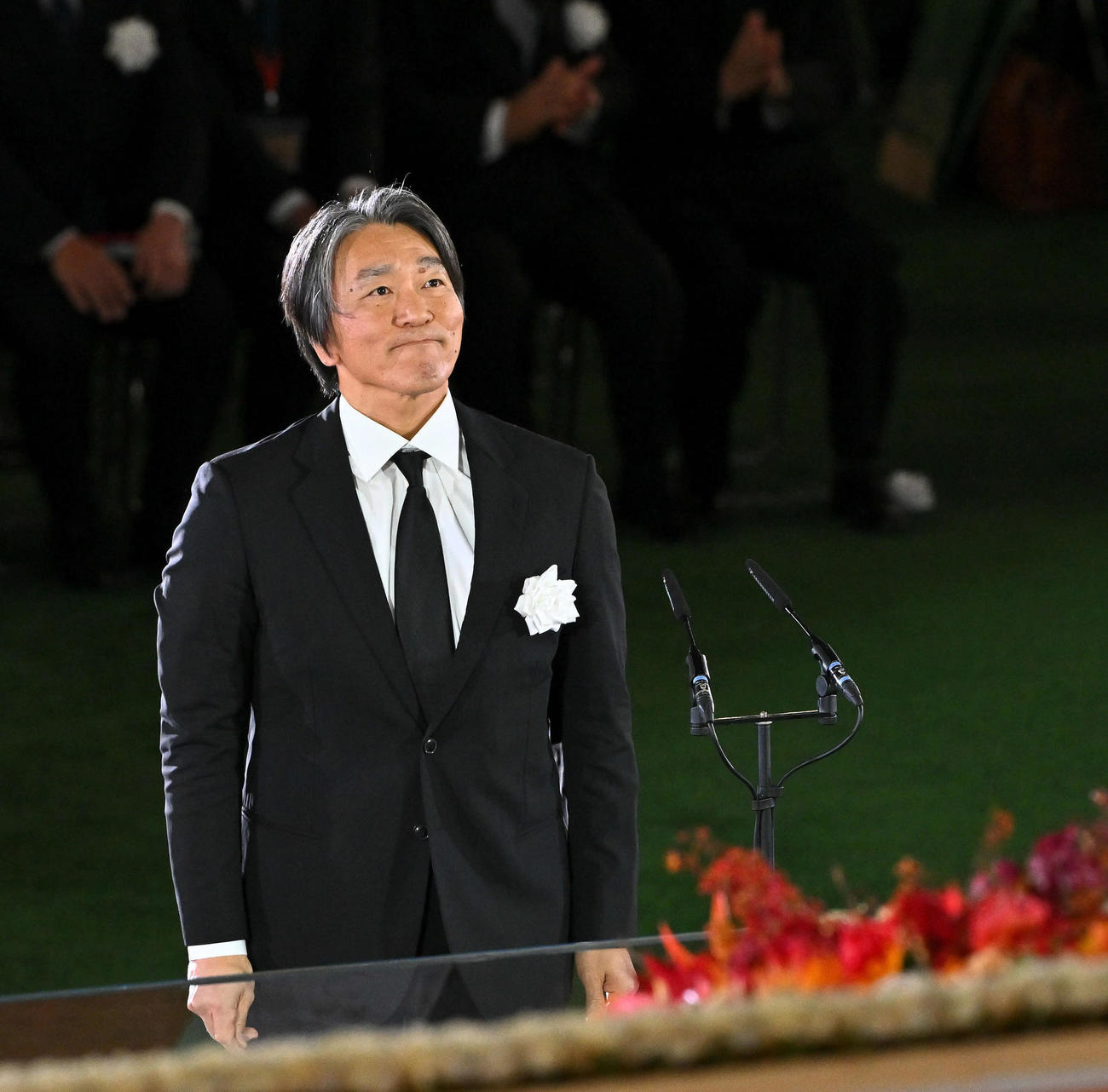 お別れの言葉を述べ終え笑みを浮かべる松井氏（撮影・滝沢徹郎）