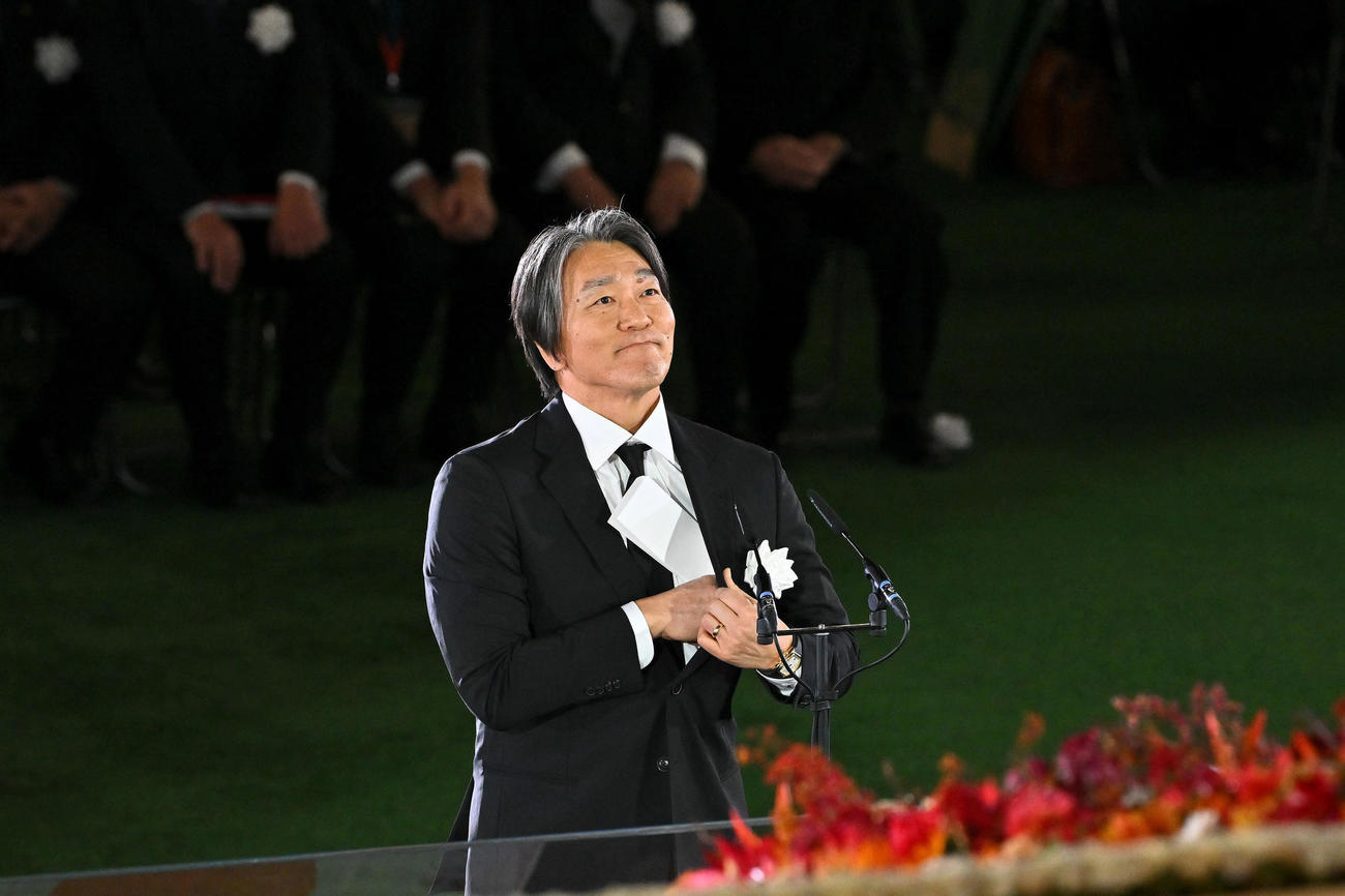 お別れの言葉を述べ終え笑みを浮かべる松井氏（撮影・滝沢徹郎）