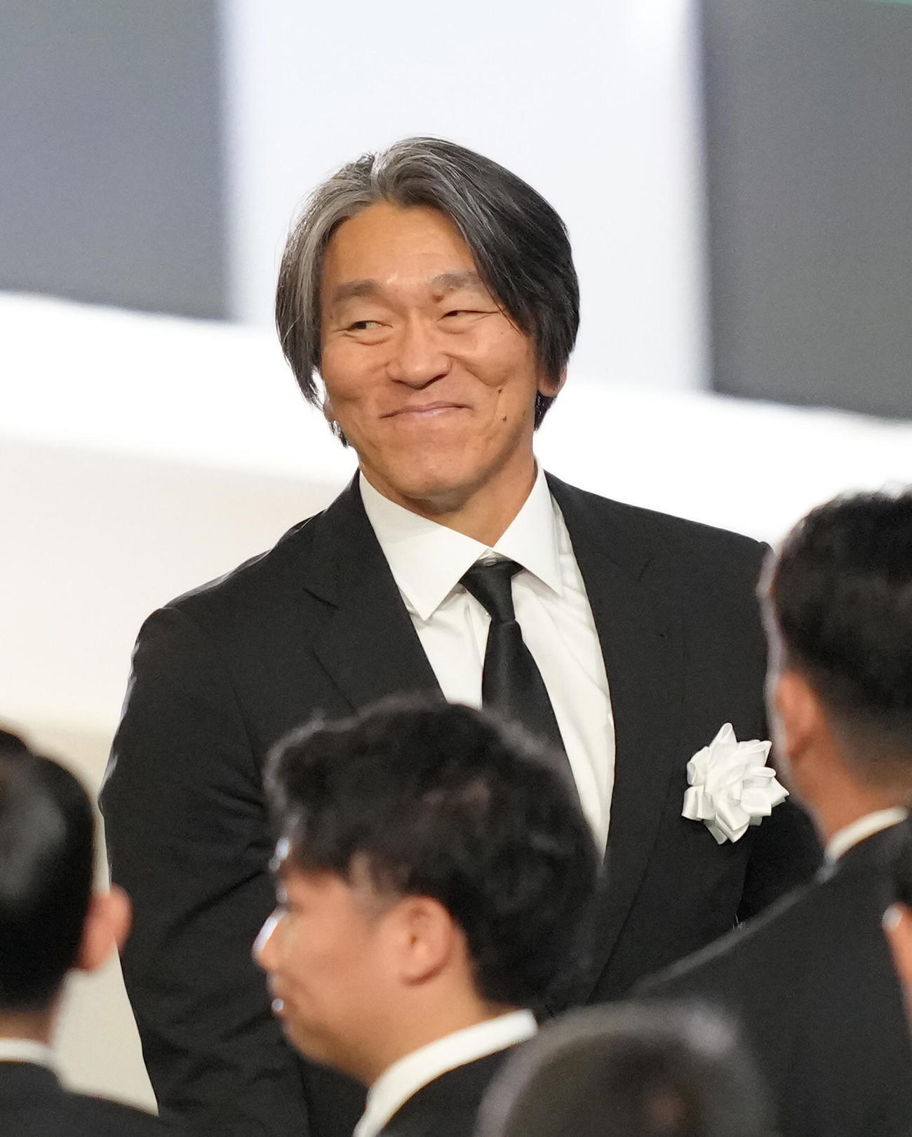 献花を終えた松井氏（撮影・足立雅史）