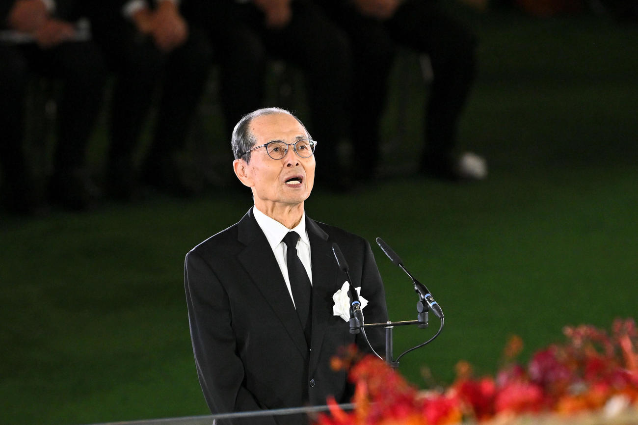 お別れの言葉を述べる王氏（撮影・滝沢徹郎）