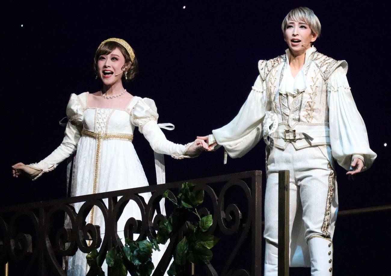 「PRINCE OF LEGEND」に出演する宙組トップ娘役春乃さくら（左）、トップ桜木みなと