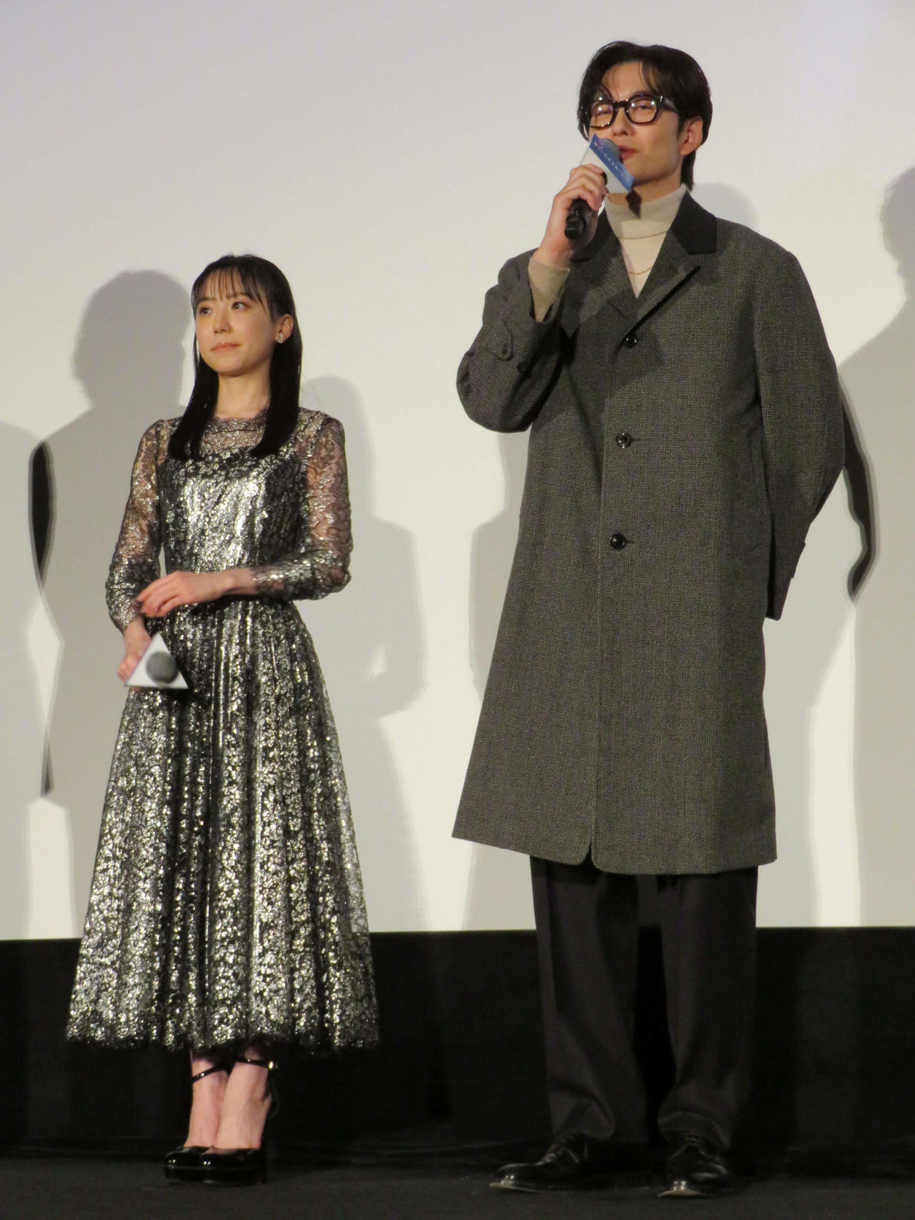 アニメ映画「果てしなきスカーレット」初日舞台あいさつに登壇した芦田愛菜と岡田将生（撮影・村上幸将）