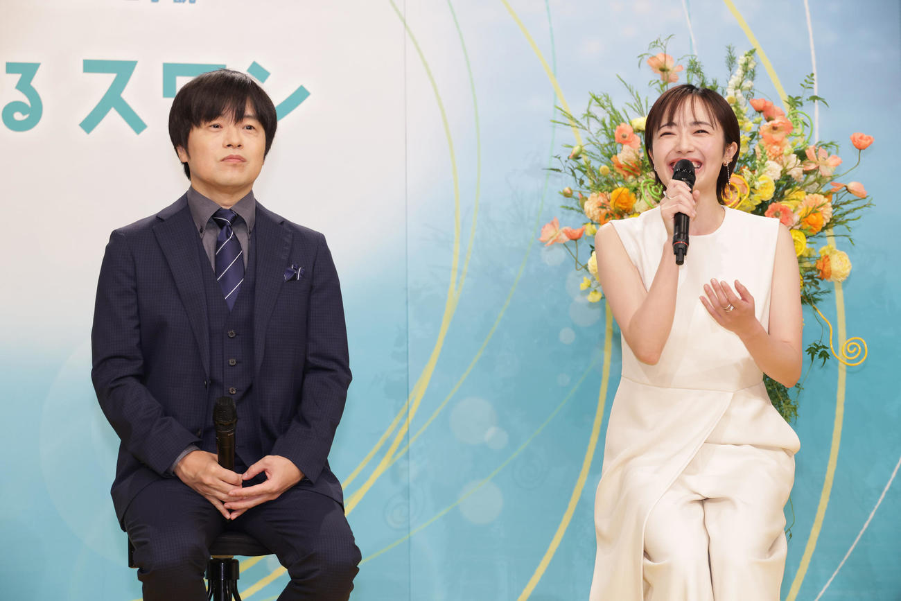 NHK連続テレビ小説「巡るスワン」原作者のバカリズム（左）と主演の森田望智（撮影・中島郁夫）