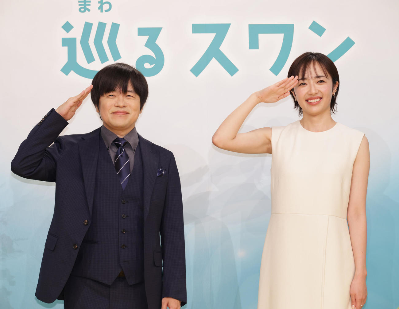 NHK連続テレビ小説「巡るスワン」脚本のバカリズム（左）と主演の森田望智（撮影・中島郁夫）