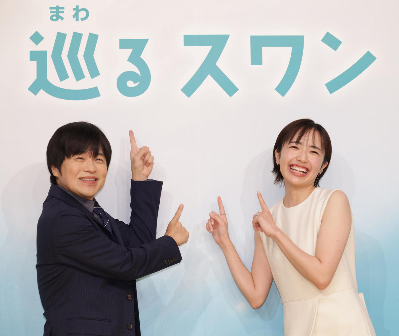 NHK連続テレビ小説「巡るスワン」原作者のバカリズム（左）と主演の森田望智（撮影・中島郁夫）