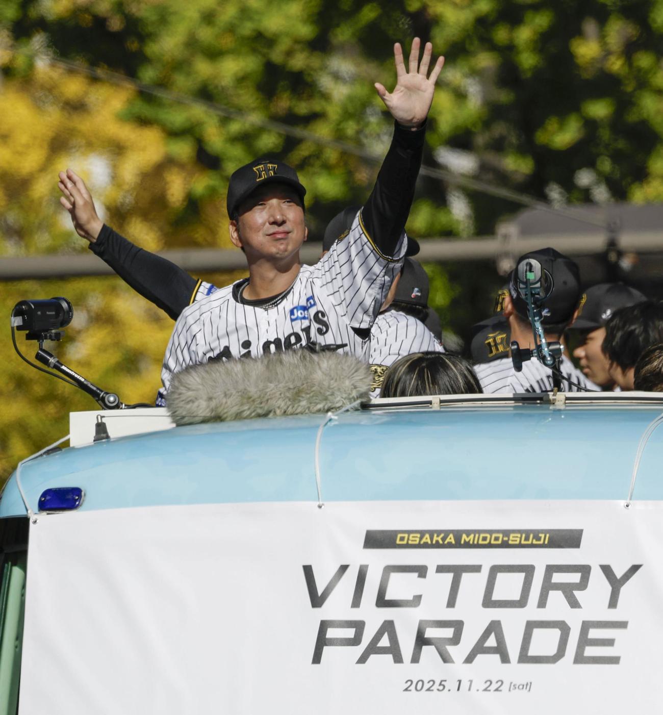 大阪・御堂筋で行われた阪神のセ・リーグ優勝記念パレードで、ファンに手を振る藤川監督（共同）