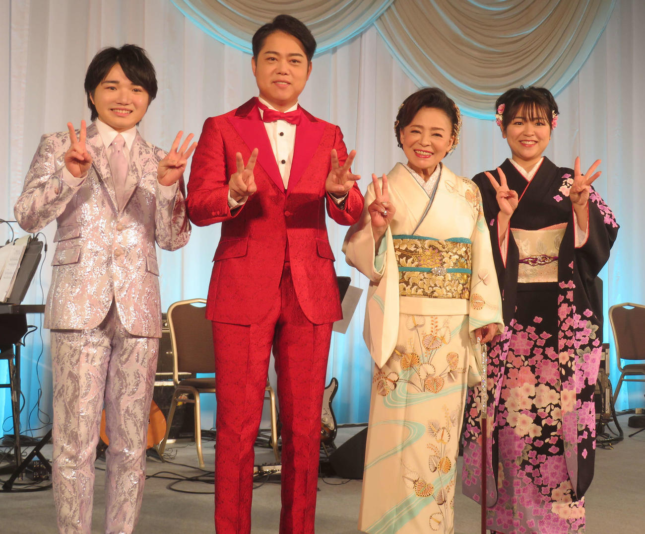 「いい夫婦の日」恒例のディナーショーを行った、左から小山雄大、三山ひろし、松前ひろ子、平山花羽