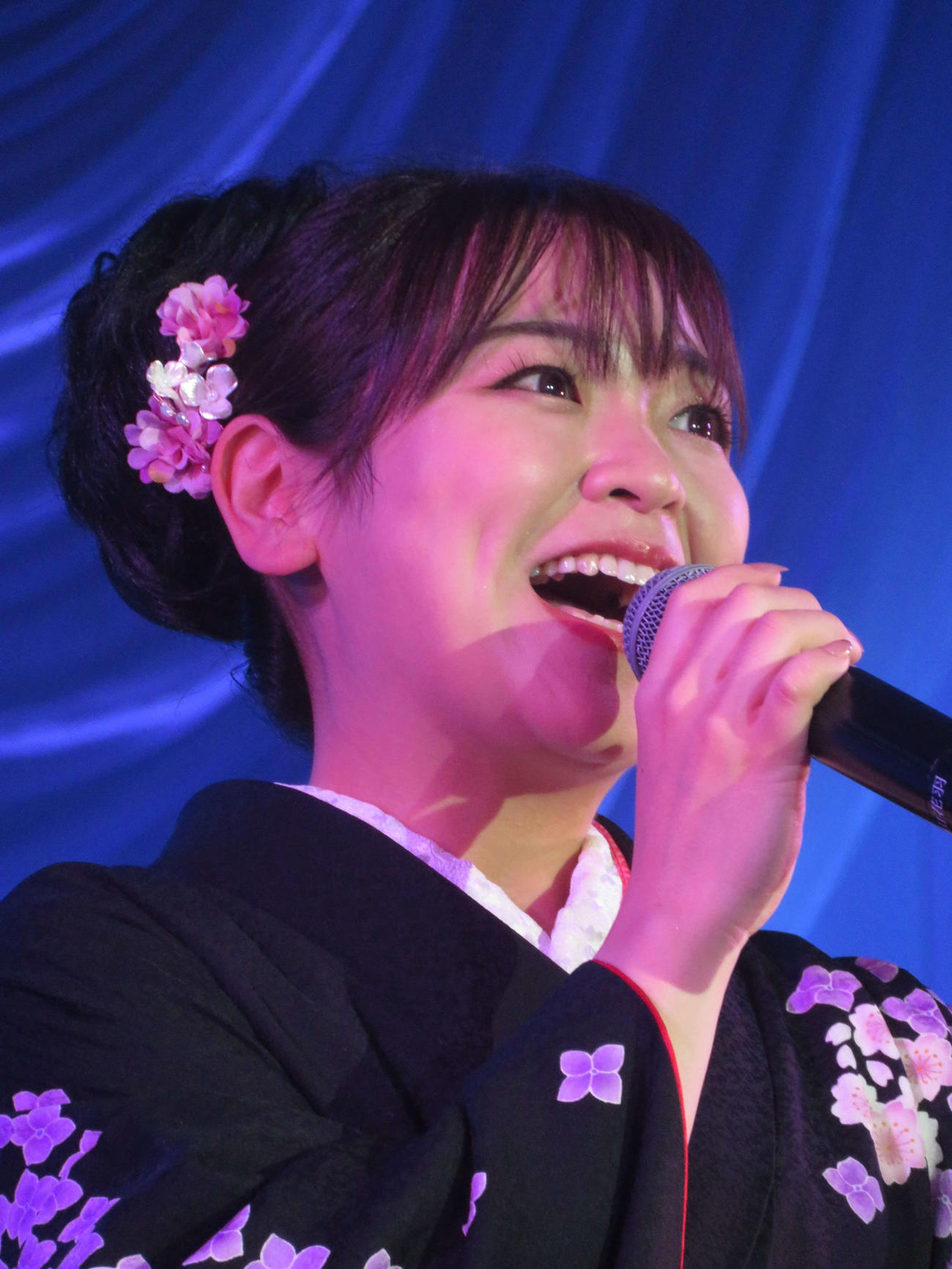 「いい夫婦の日」恒例のディナーショーで歌唱する平山花羽