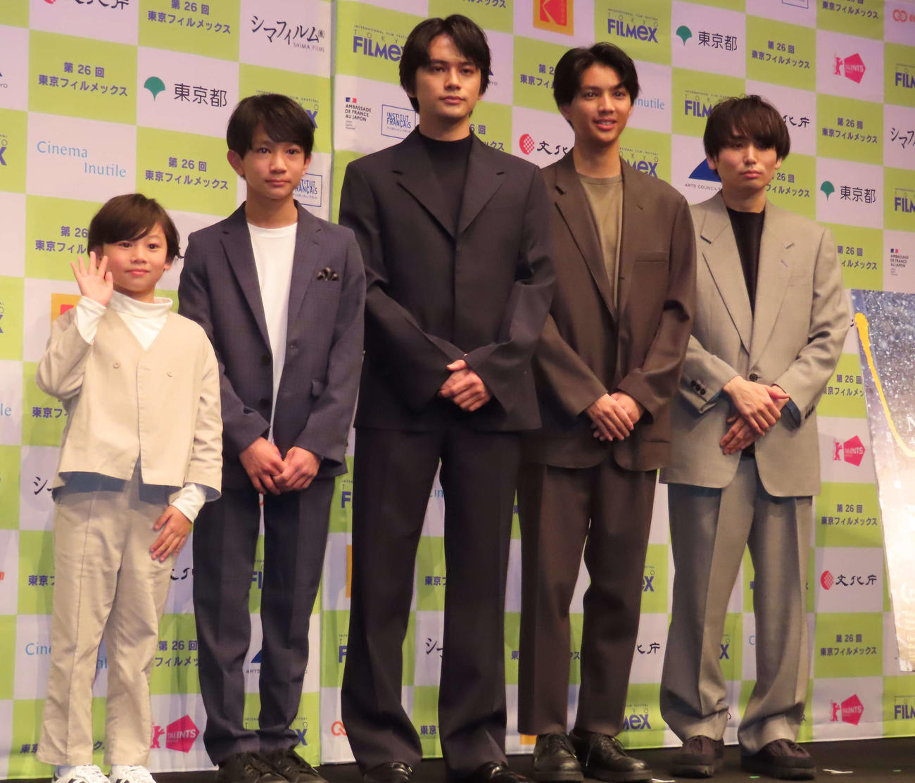 映画「しびれ」の舞台あいさつに出席した、左から穐本陽月、加藤庵次、北村匠海、榎本司、内山拓也監督