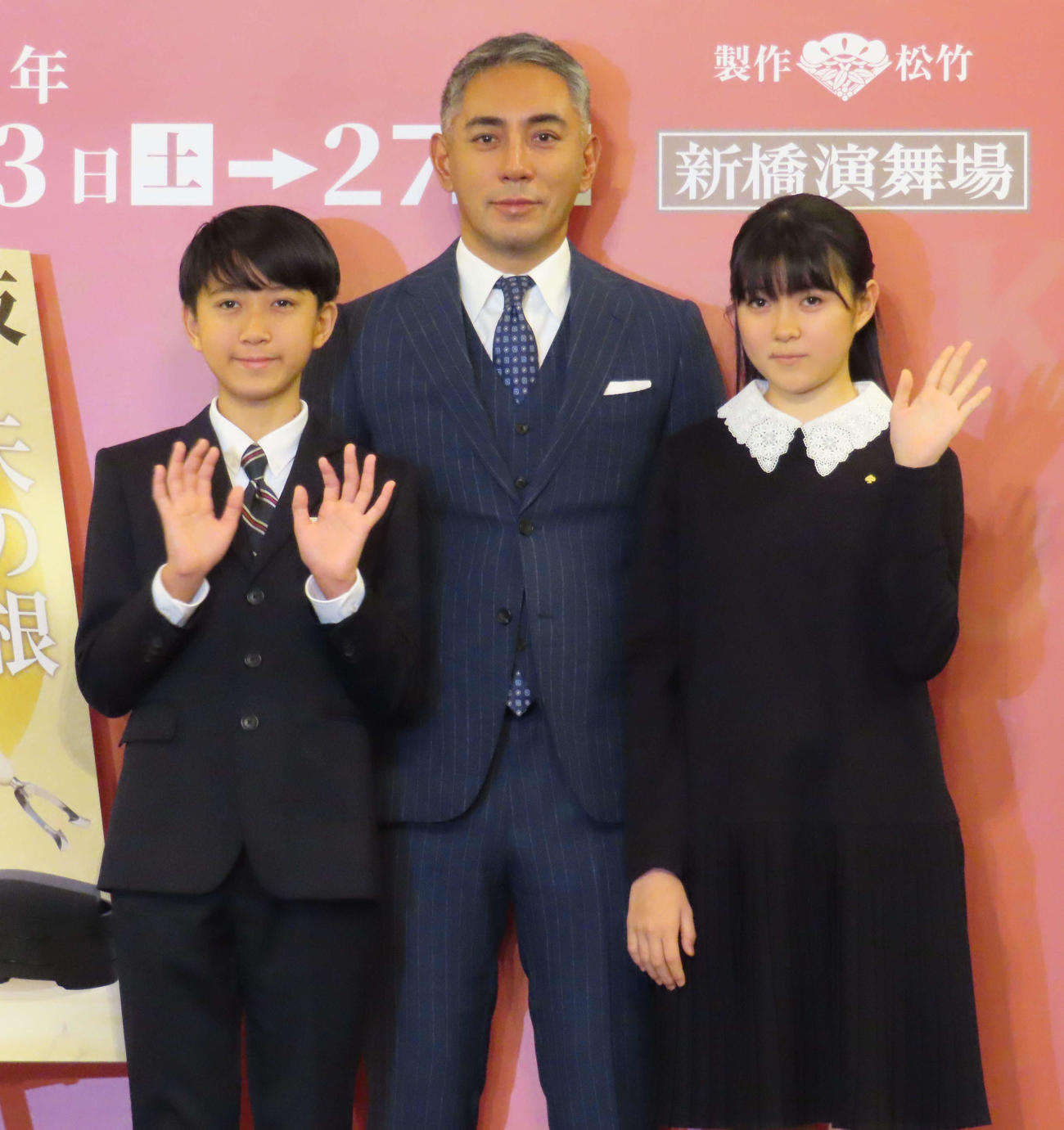 「初春大歌舞伎」の取材会に出席した、左から市川新之助、市川團十郎、市川ぼたん