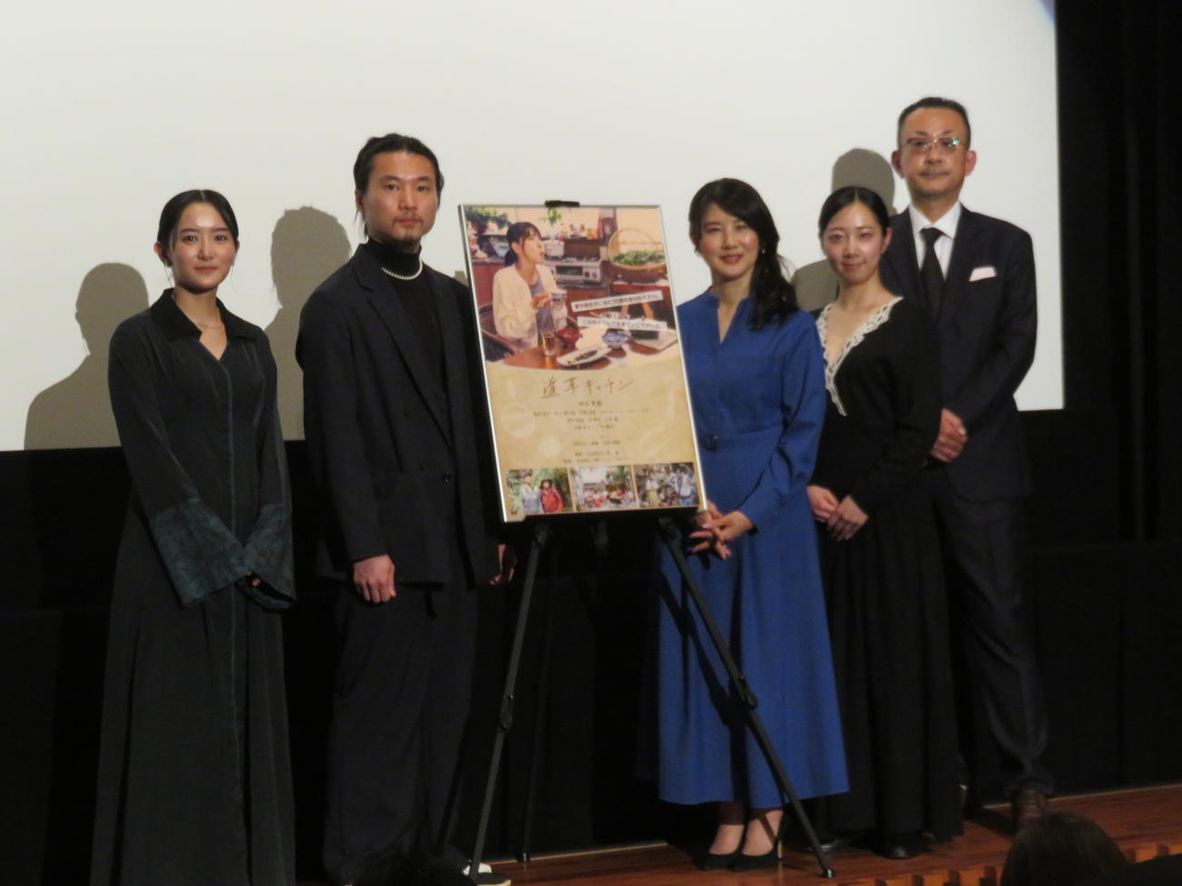 映画「道草キッチン」の初日舞台あいさつに出席した、左から村上穂乃佳、金井浩人、中江有里、荒木知佳、白羽弥仁監督