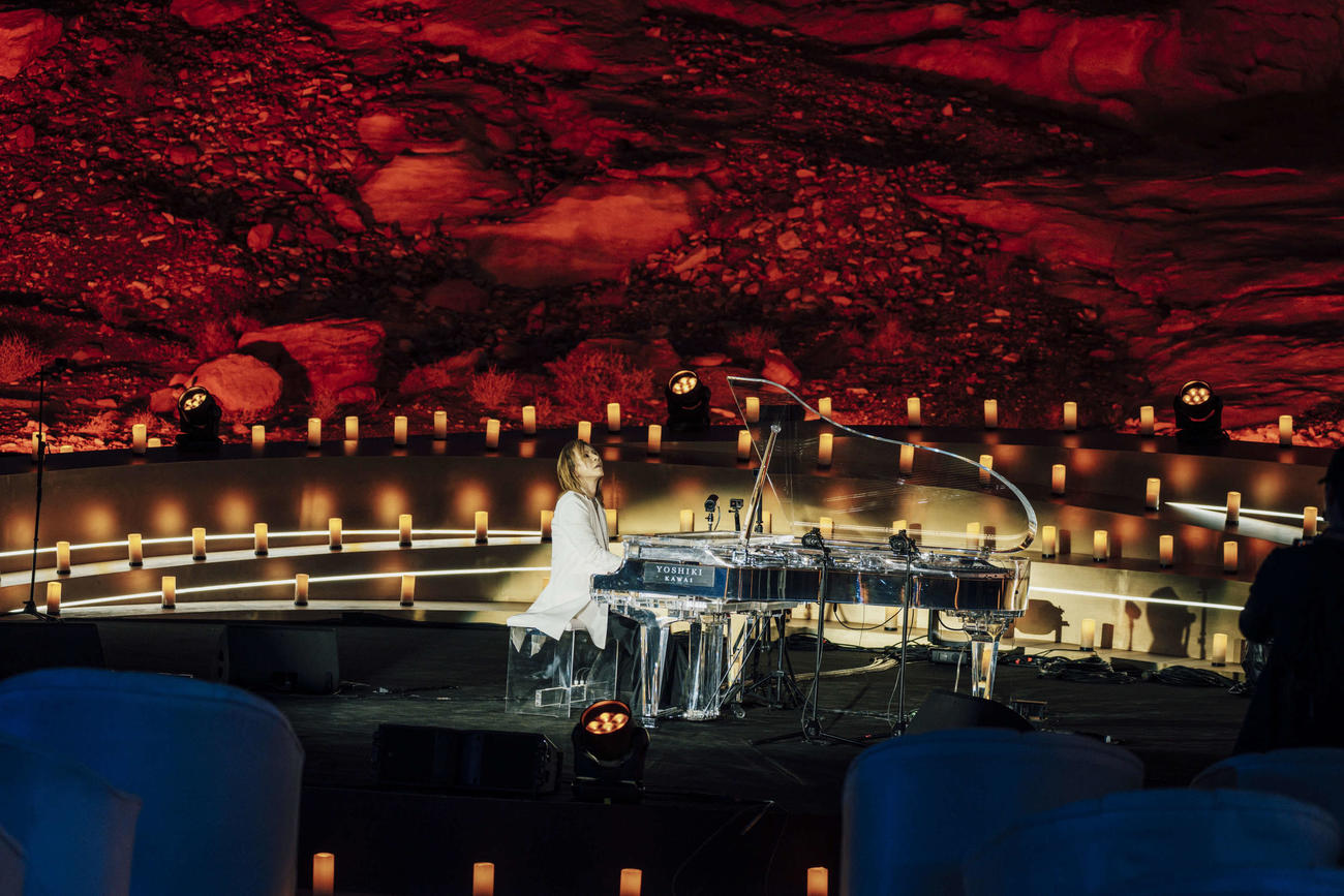 ユネスコ世界遺産「Hegra」で公演を行ったYOSHIKI