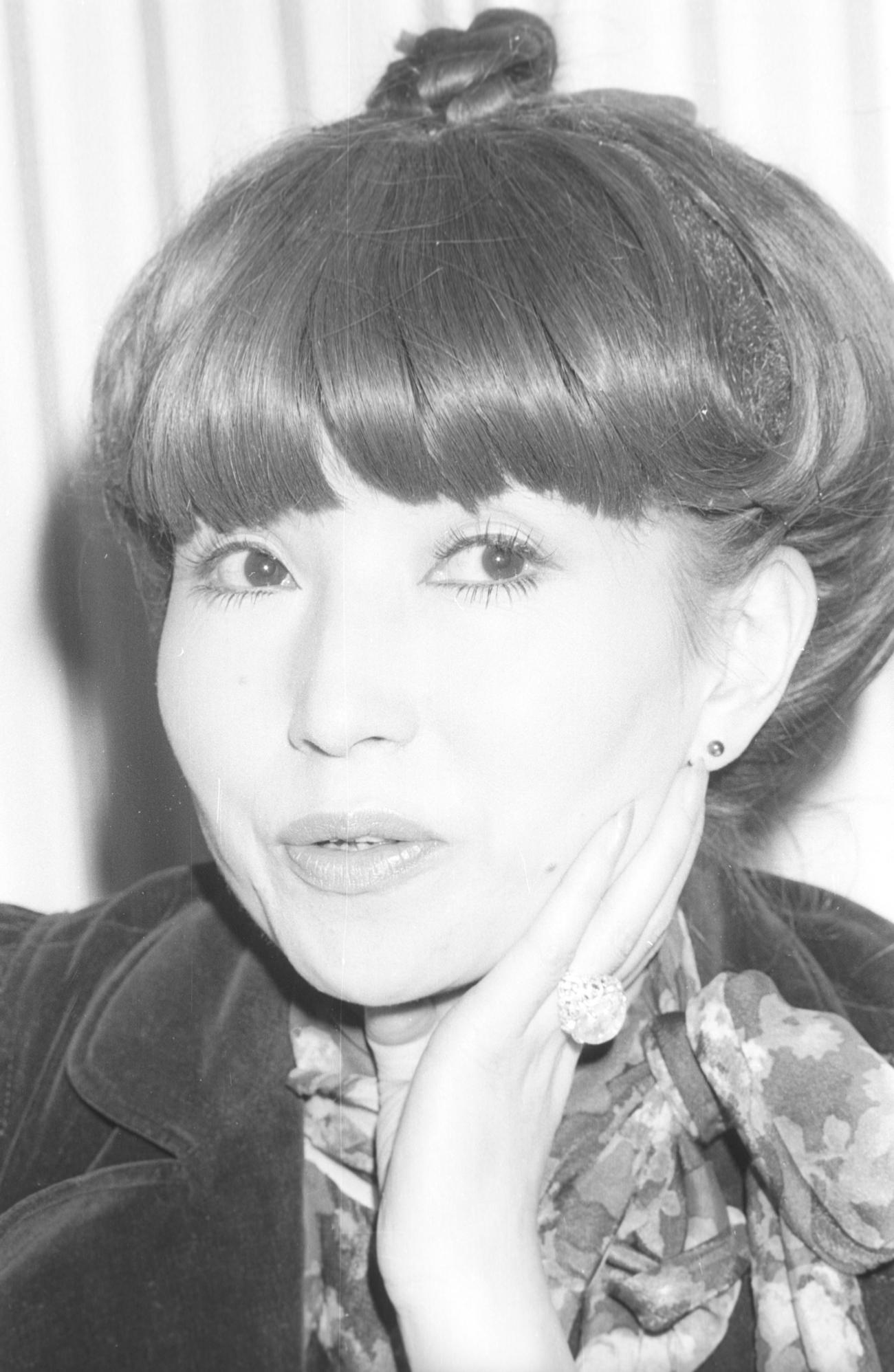 NET（現テレビ朝日）「13時ショー」が終わり、今度は「徹子の部屋」が始まる黒柳徹子（1976年1月撮影）