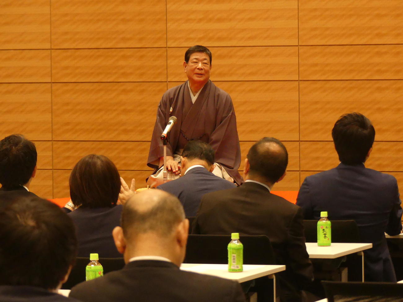 国会議員を前に、国会内で落語を披露する柳家さん喬（2019年6月14日撮影）
