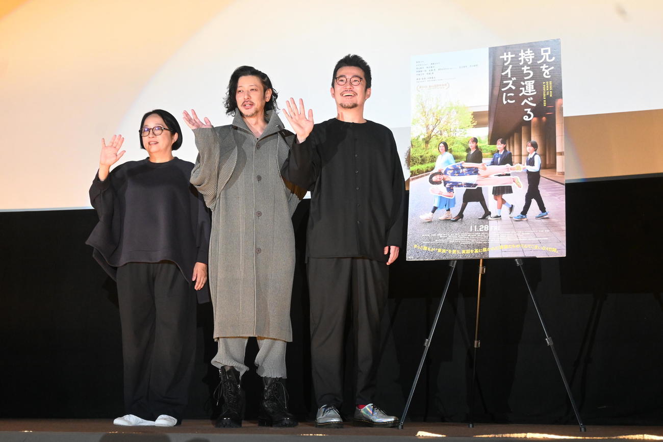 大阪市内で行われた映画「兄を持ち運べるサイズに」の舞台あいさつに登壇した左から村井理子氏、オダギリジョー、中野量太監督（撮影・松浦隆司）