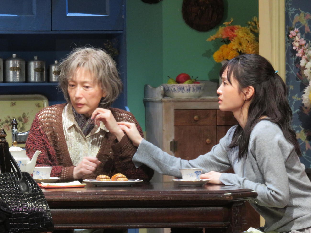 舞台「飛び立つ前に」のプレスコールに臨んだ若村麻由美（左）と前田敦子