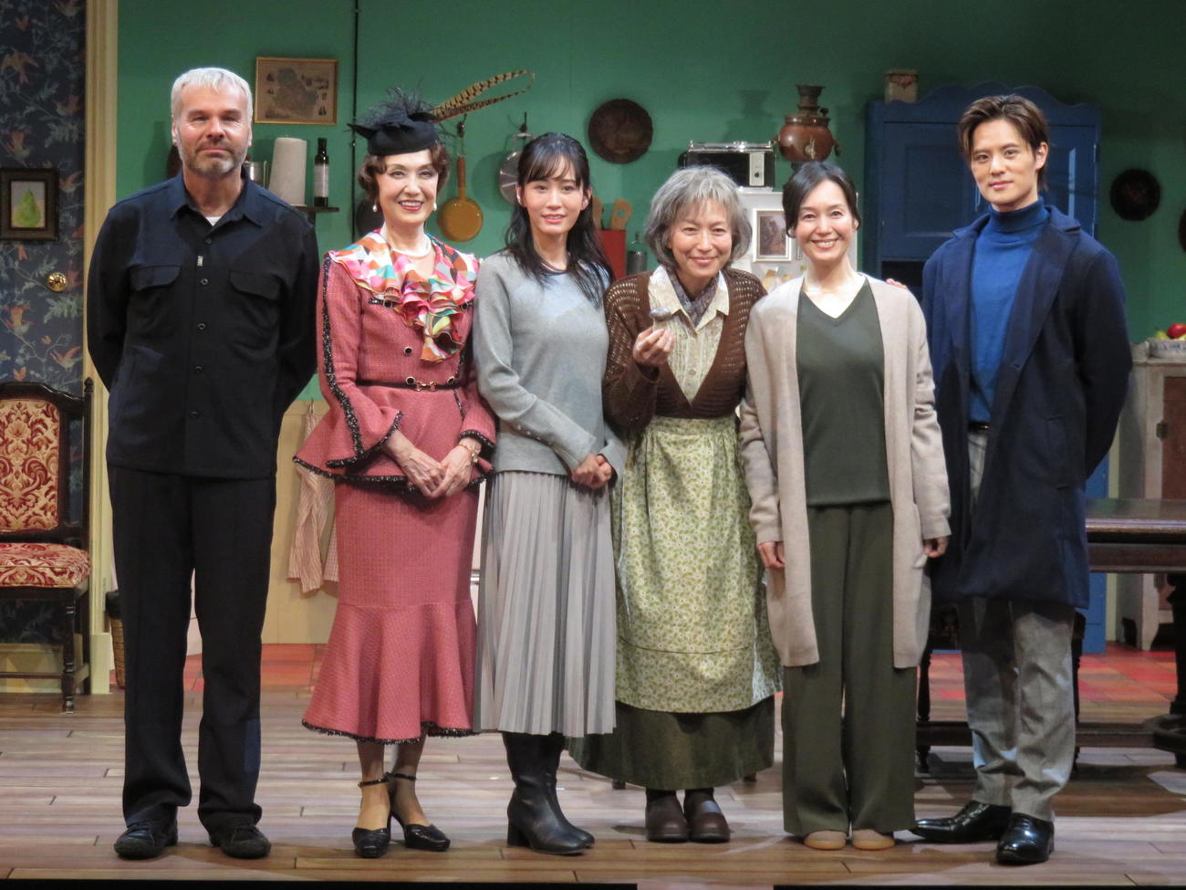 舞台「飛び立つ前に」の取材会に臨んだ、左から演出のラディスラス・ショラー氏、剣幸、前田敦子、若村麻由美、奥貫薫、岡本圭人