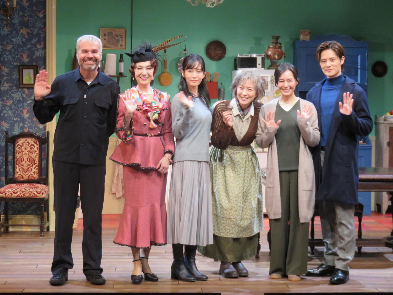 舞台「飛び立つ前に」の取材会に臨んだ、左から演出のラディスラス・ショラー氏、剣幸、前田敦子、若村麻由美、奥貫薫、岡本圭人