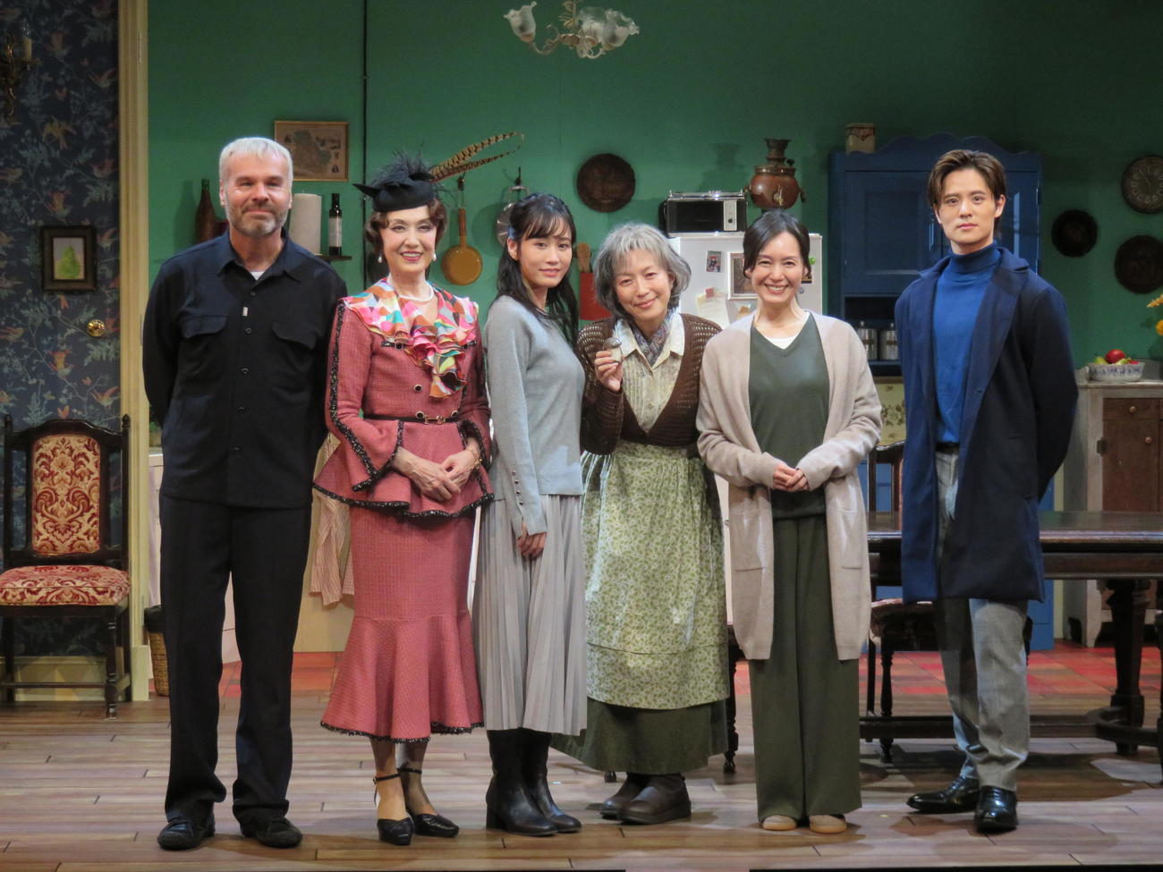舞台「飛び立つ前に」の取材会に臨んだ、左から演出のラディスラス・ショラー氏、剣幸、前田敦子、若村麻由美、奥貫薫、岡本圭人