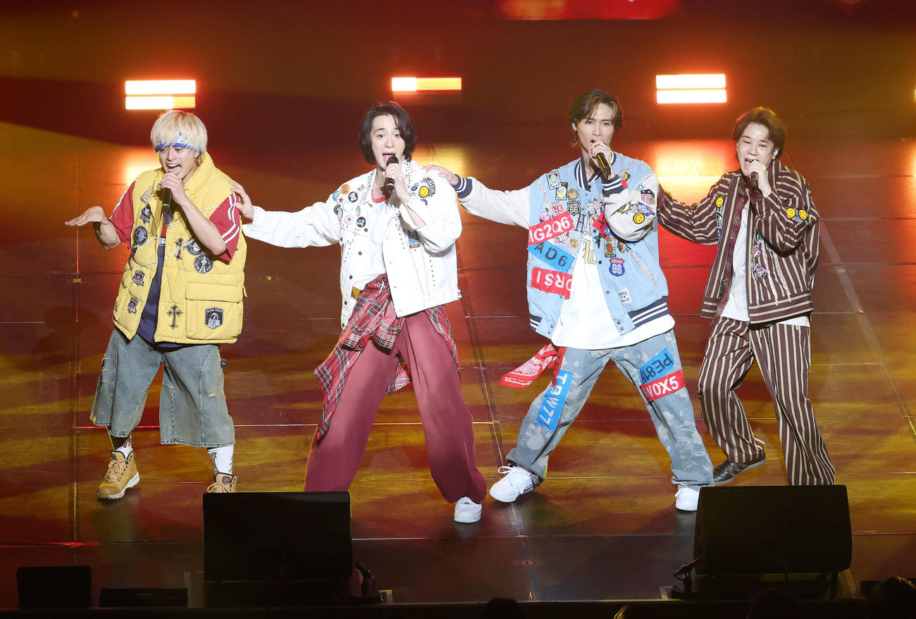 華麗なパフォーマンスする、左からA．B．C－Z塚田僚一、戸塚祥太、橋本良亮、五関晃一（撮影・鈴木正人）