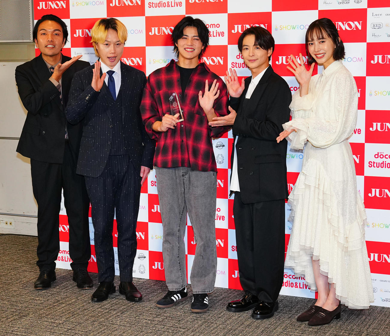 第38回ジュノン・スーパーボーイ・コンテストで写真に納まるグランプリの大野礼音（中央）と、左から見取り図の盛山晋太郎、リリー、1人おいて小池徹平、井桁弘恵
