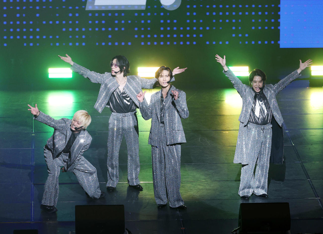 華麗なパフォーマンスする、左からA．B．C－Z塚田僚一、戸塚祥太、橋本良亮、五関晃一（撮影・鈴木正人）