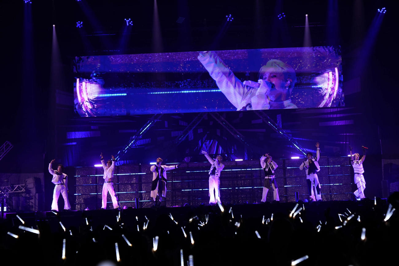 「BALLISTIK BOYZ ARENA LIVE 2025“IMPACT”～FINAL～」2日目公演でパフォーマンスするBALLISTIK BOYZ。左から砂田将宏、日髙竜太、海沼流星、松井利樹、奥田力也、加納嘉将、深堀未来