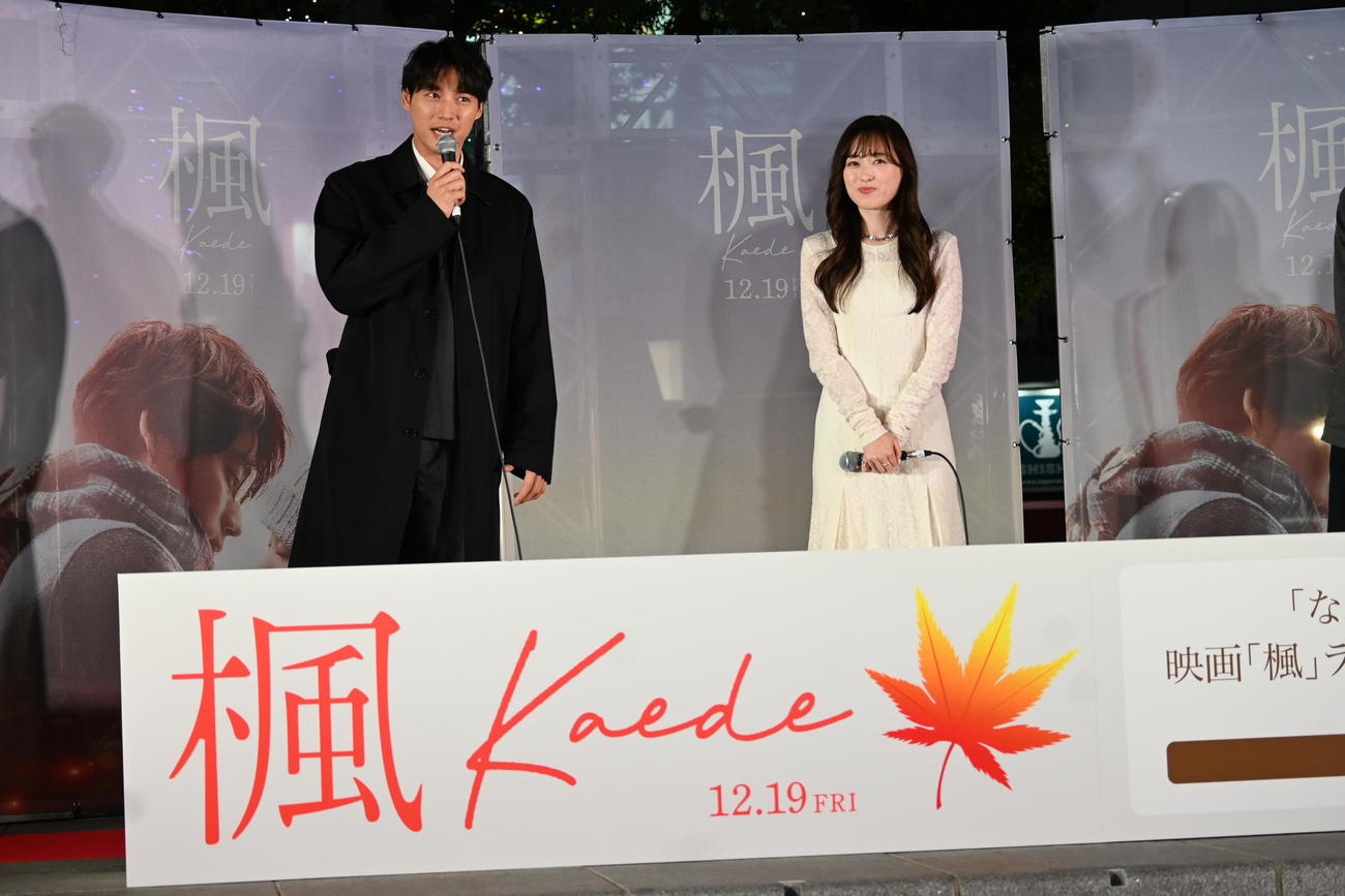 映画「楓」と「なんば広場」2周年を記念するコラボイベントの点灯式に登場した福士蒼汰（左）福原遥（撮影・松浦隆司）