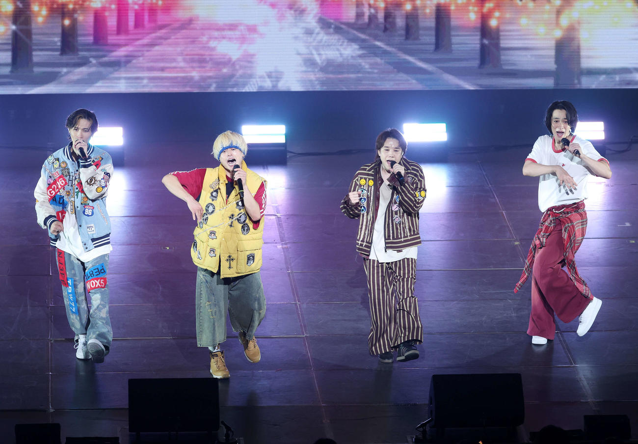 華麗なパフォーマンスする、左からA．B．C－Z橋本良亮、塚田僚一、五関晃一、戸塚祥太（撮影・鈴木正人）