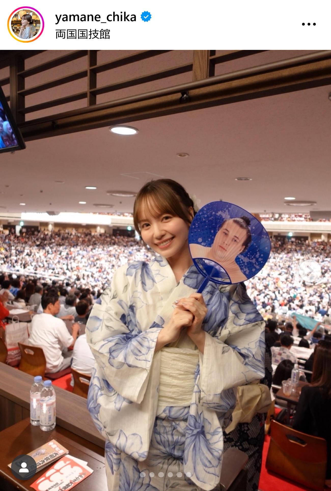 安青錦のうちわを手に観戦する山根千佳（山根千佳のインスタグラムから）