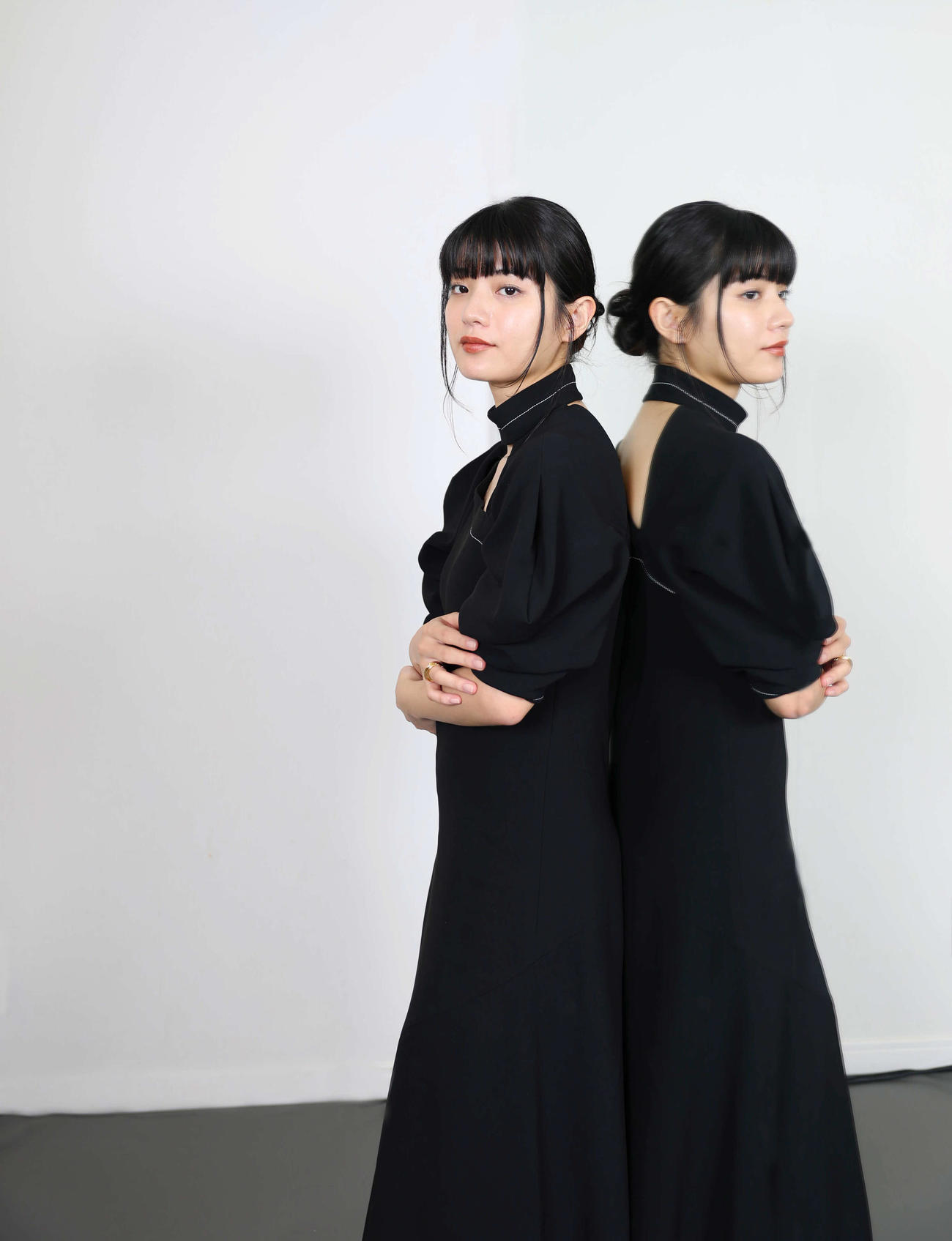 映画「消滅世界」で主演を務める蒔田彩珠。クールな表情でレンズに目を向ける（撮影・増田悦実）