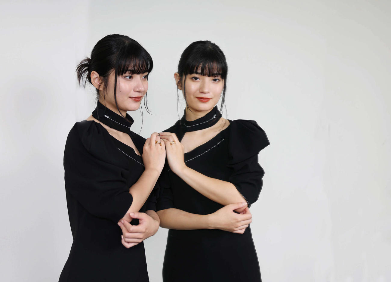 映画「消滅世界」で主演を務める蒔田彩珠はクールな笑顔を向ける（撮影・増田悦実）