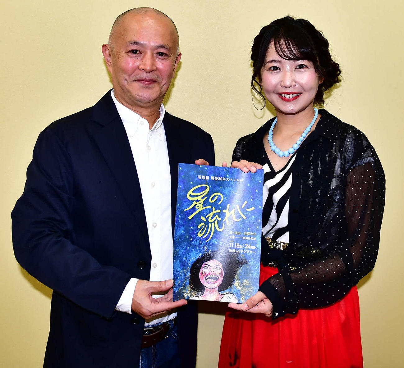 舞台「星の流れに」で主演する惣田紗莉渚（右）と脚本の羽原大介氏