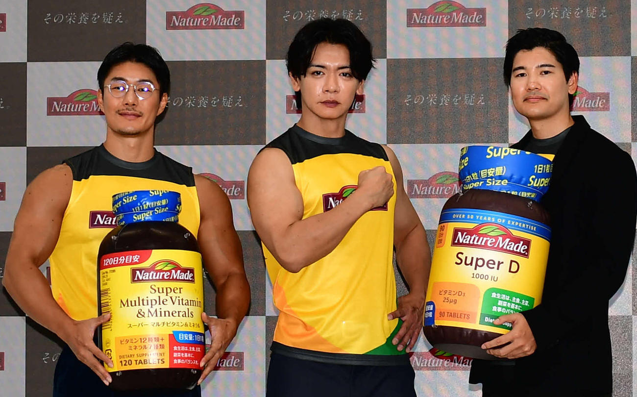 米国生まれのサプリメント、ネイチャーメイドの「バルクサミットPRイベント」に登壇した、左から久野圭一氏、マヂカルラブリー野田クリスタル、KENTO氏（撮影・松尾幸之介）