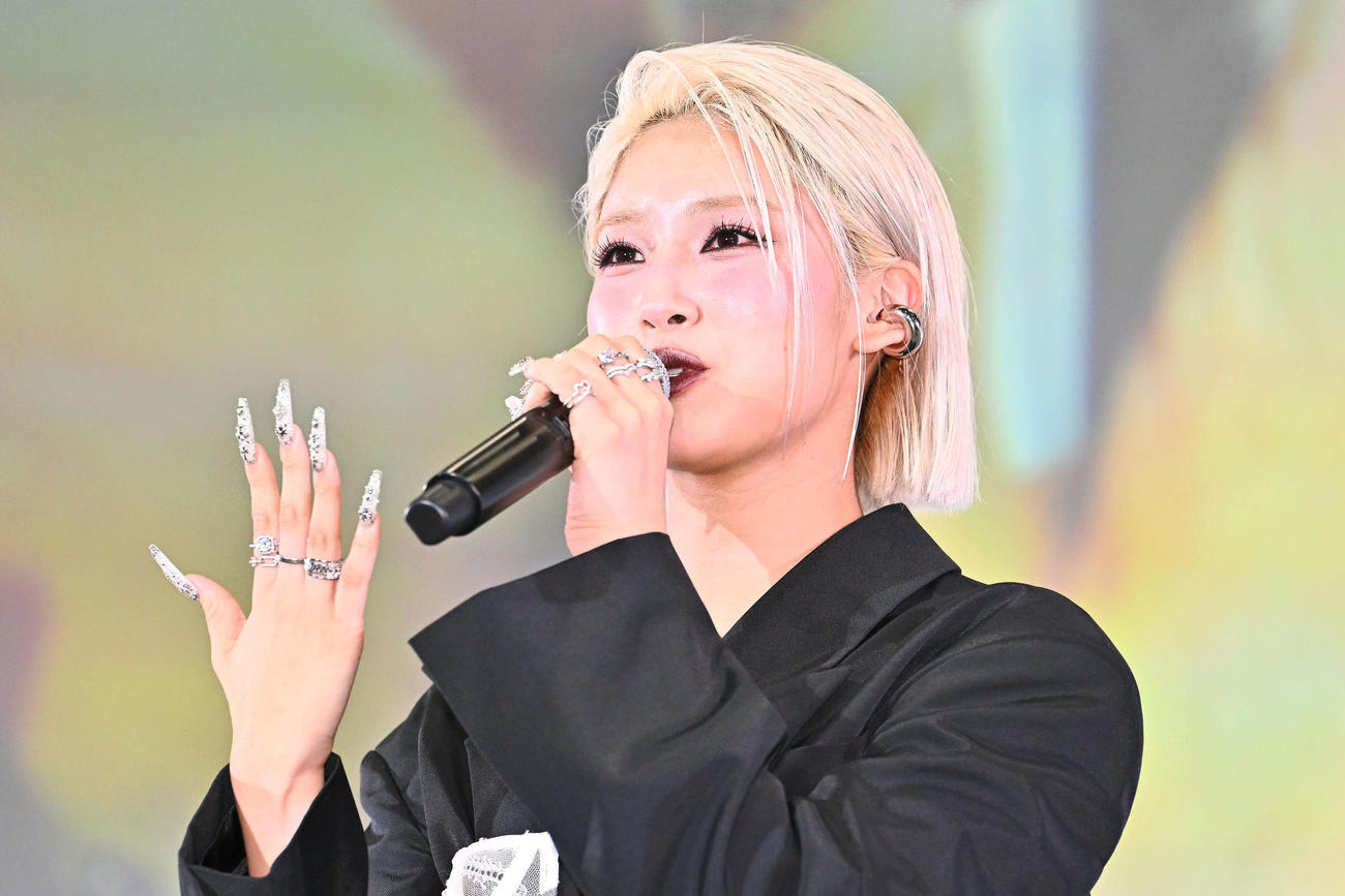 ネイルを披露するHANAのMOMOKA（撮影・滝沢徹郎）