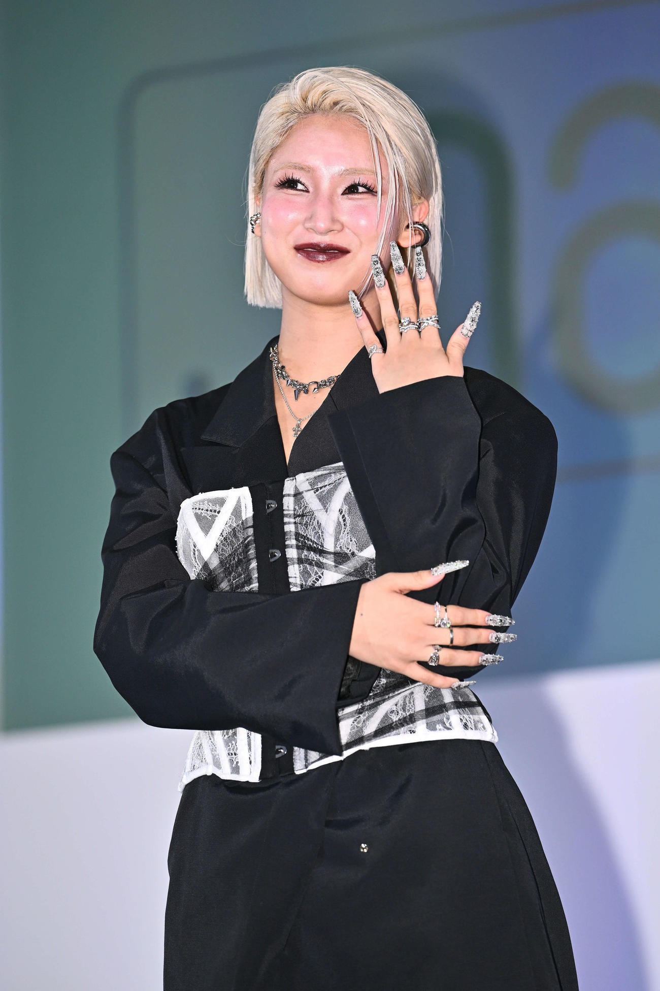 ネイルを披露するHANAのMOMOKA（撮影・滝沢徹郎）