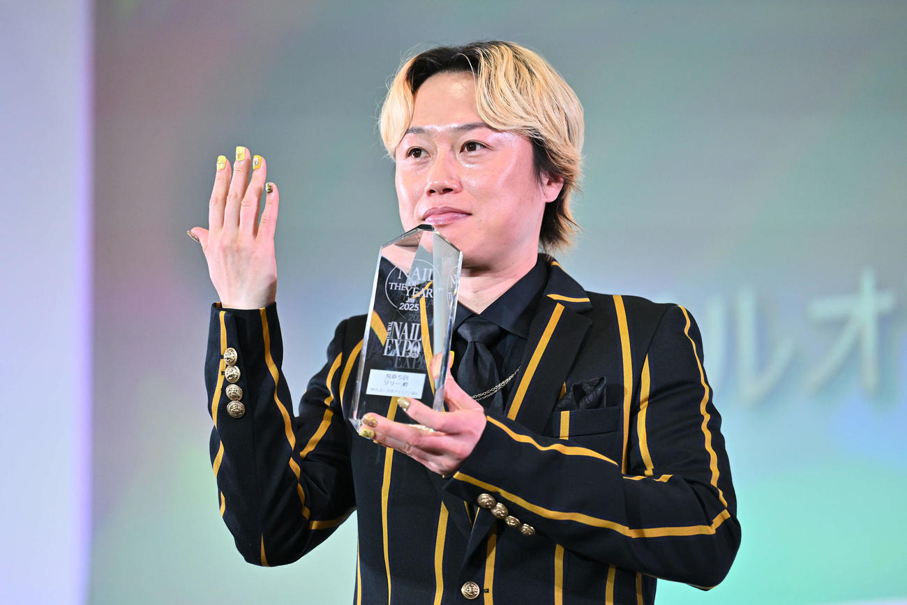 ネイルを披露する見取り図のリリー（撮影・滝沢徹郎）