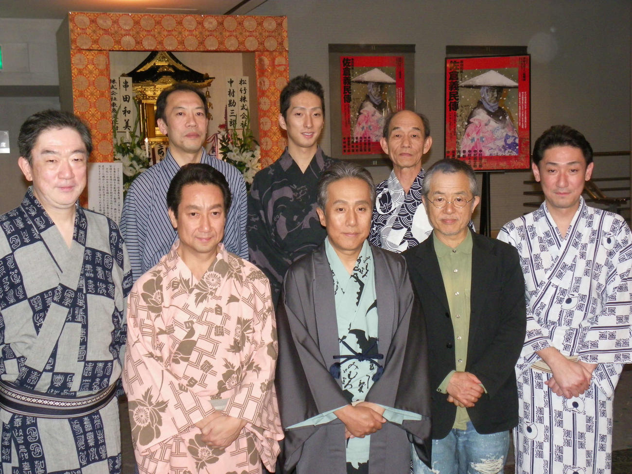 坂東彌十郎、中村扇雀、中村勘三郎、演出の串田和美氏、中村橋之助、後列左から片岡亀蔵さん、中村七之助、笹野高史（2010年6月撮影・敬称略、名称は当時）