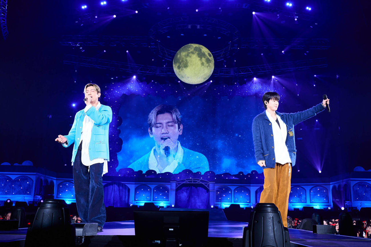 「TOHOSHINKI FANCLUB EVENT Bigreastrain 2025」でパフォーマンスするチャンミン（左）とユンホ